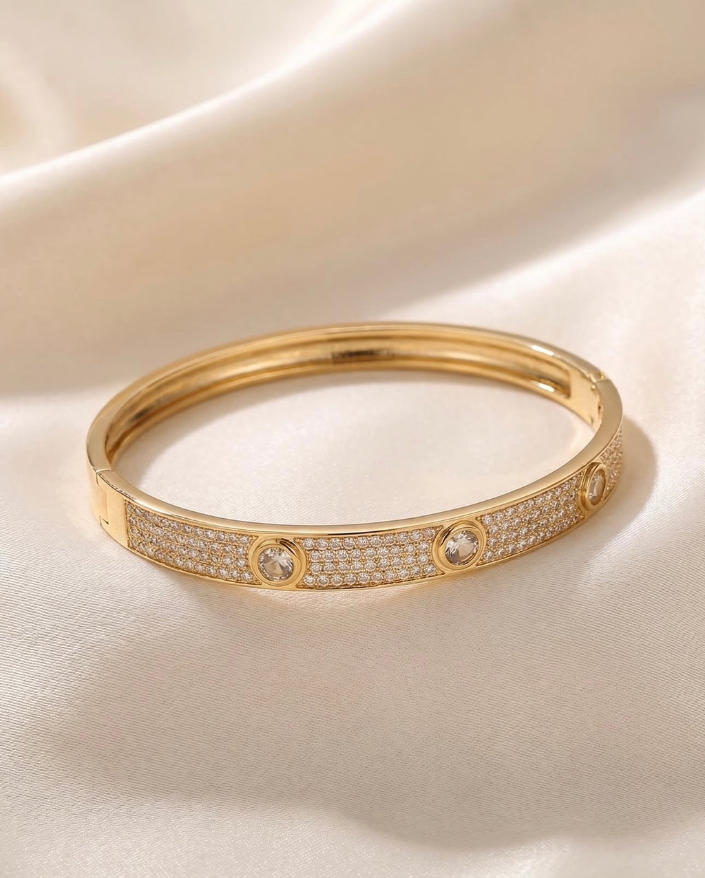 Bracelete de Luxo "Love Circle" em Ouro com Cravejado Completo